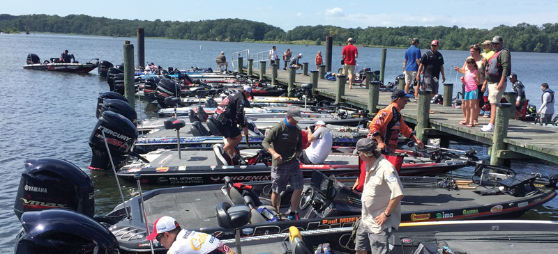 Photo of competitive anglers getting boats ready